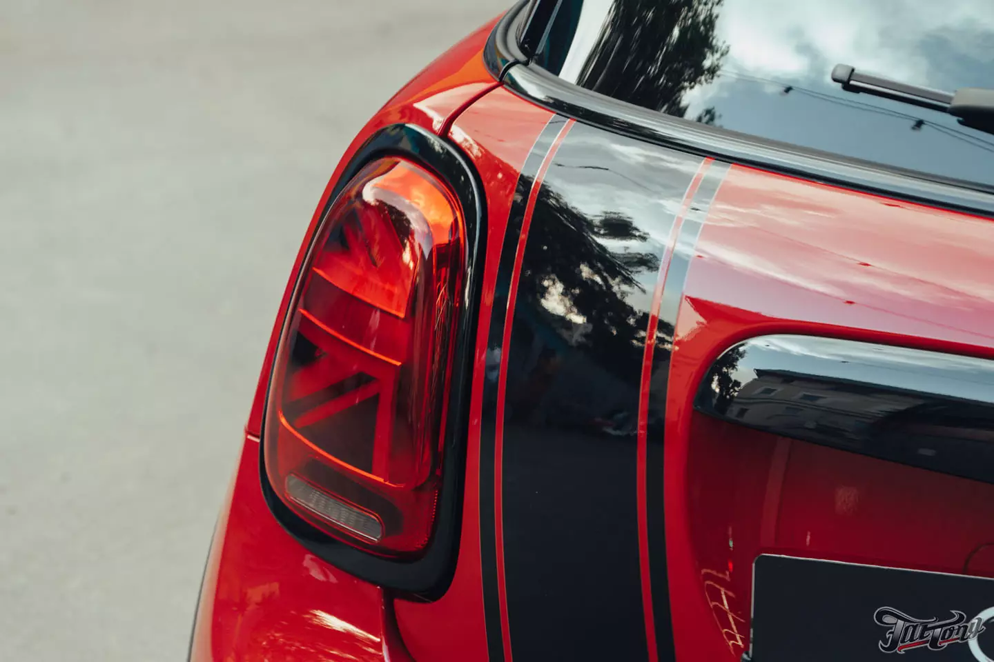 Оклейка Mini John Cooper Works глянцевым полиуретаном, наклейки на кузов, комплексная шумоизоляция, установка новых дисков, керамика дисков и суппортов